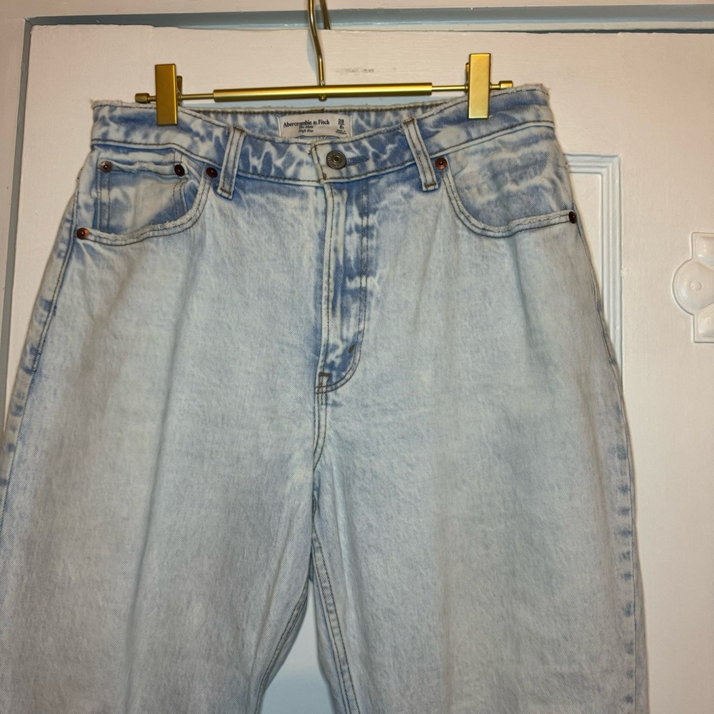 Abercrombie & Fitch The Mom High Rise Light Wash Denim Jean Size 6 - Picture 7 of 16